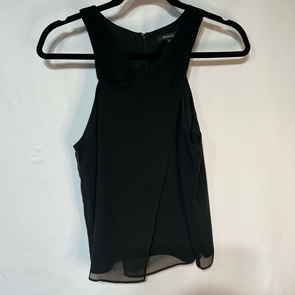 RW&CO woman’s sleeveless flowy black blouse. Zipper closure. Size Small.